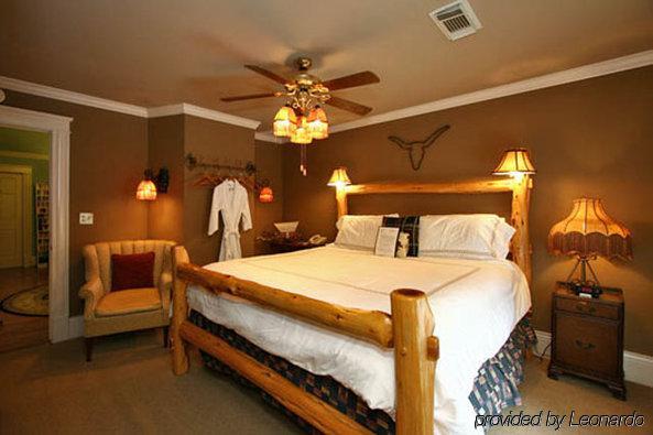 Sara's On The Boulevard Bed & Breakfast 3*