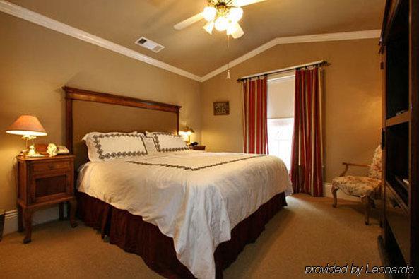 Sara's On The Boulevard Bed & Breakfast