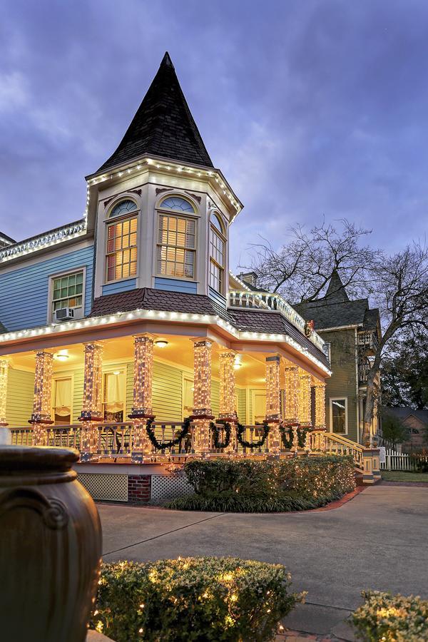 Sara's On The Boulevard Bed & Breakfast Houston