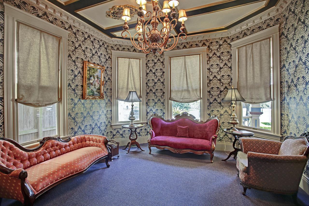 Sara's On The Boulevard Bed & Breakfast 3*