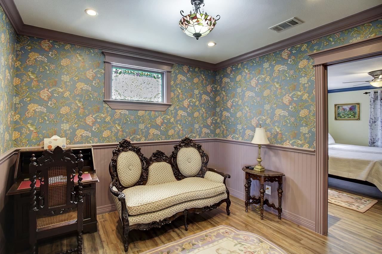 Bed & Breakfast Sara's On The Boulevard 3*