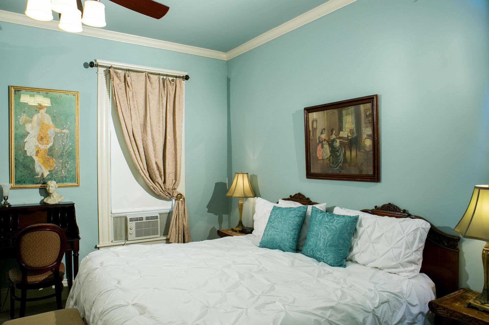 Bed & Breakfast Sara's On The Boulevard 3*