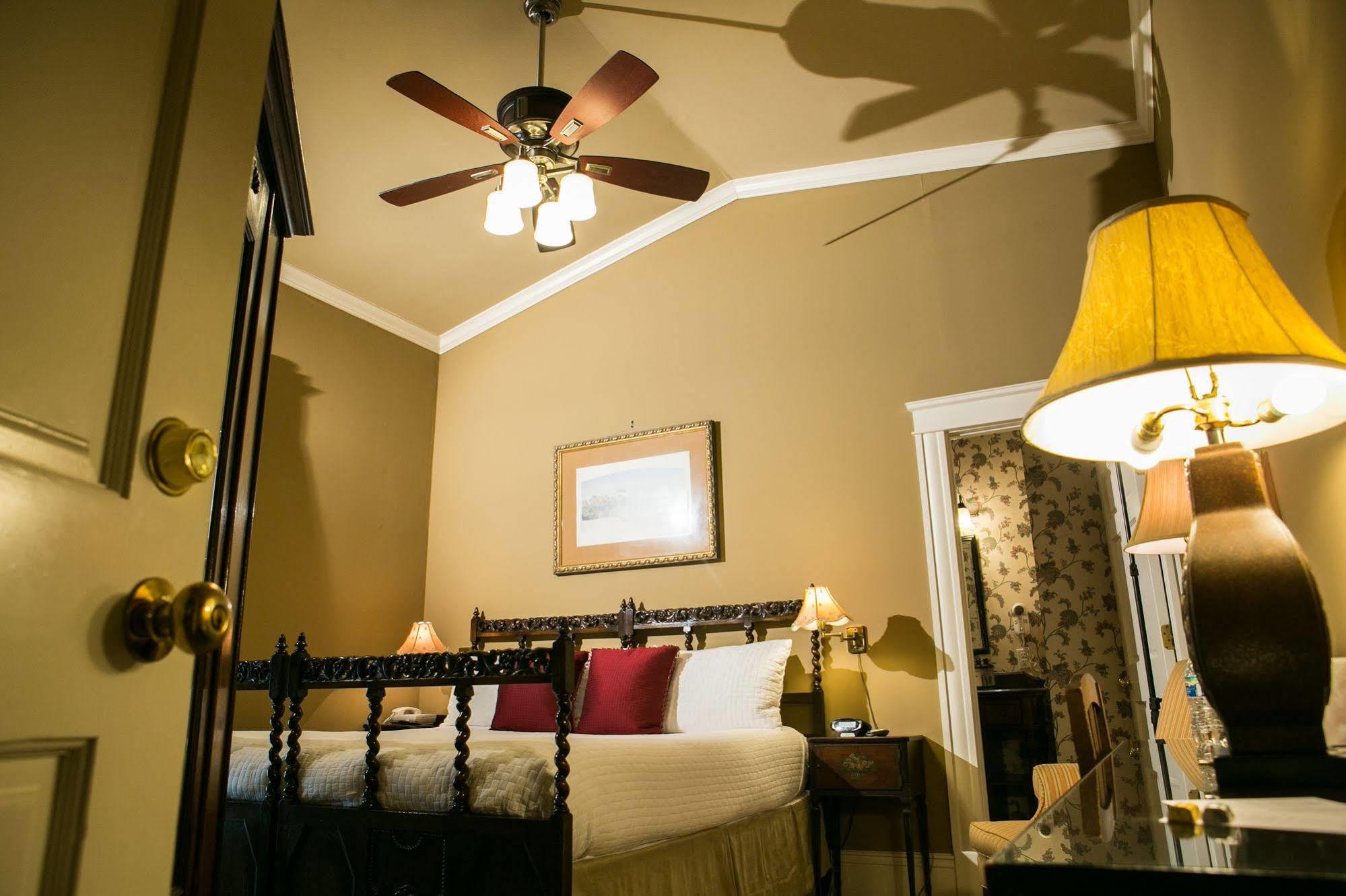 Bed & Breakfast Sara's On The Boulevard 3*
