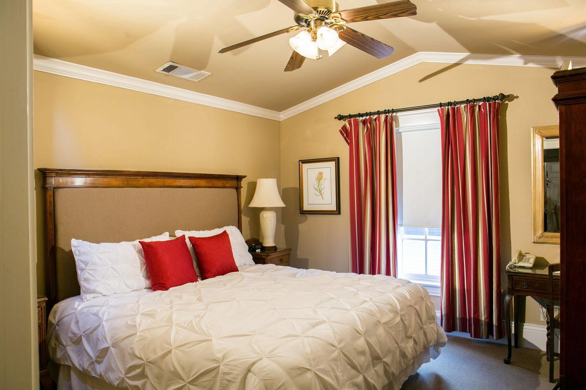 Sara's On The Boulevard Bed & Breakfast 3*
