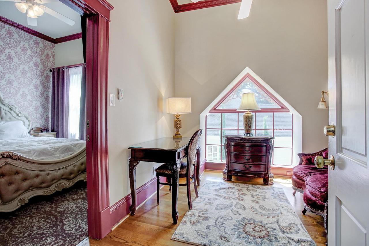 Sara's On The Boulevard Bed & Breakfast Houston