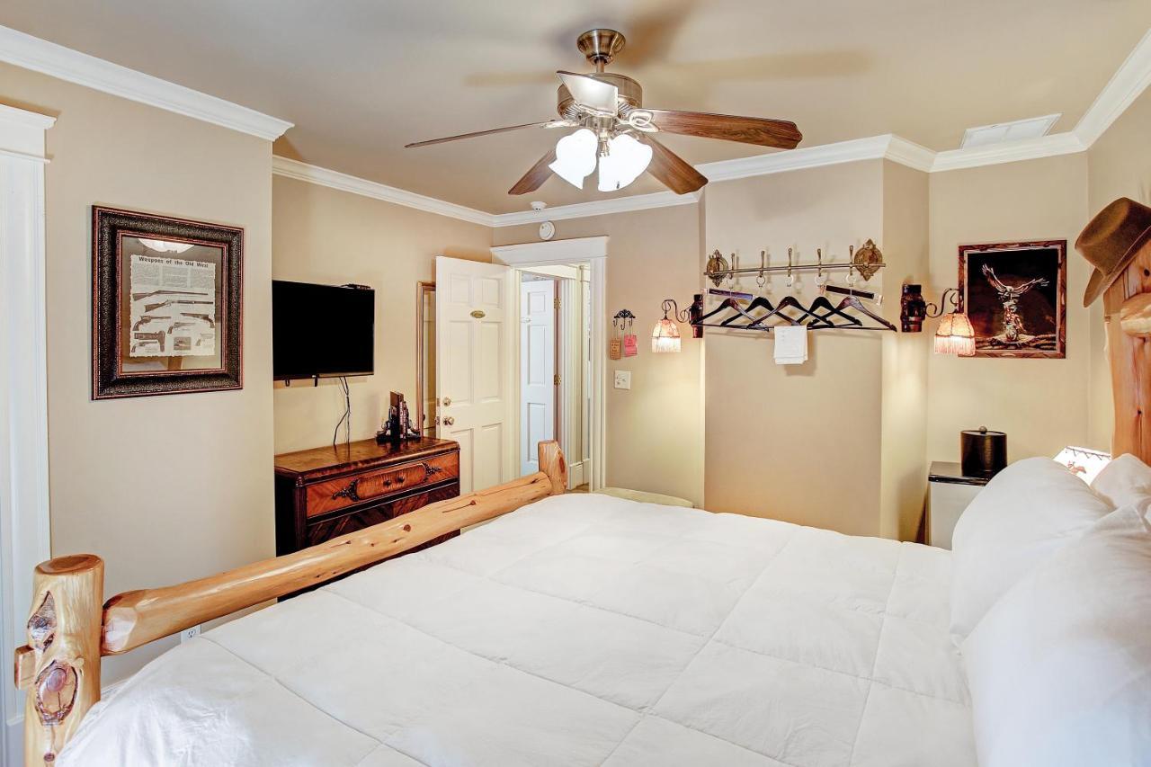Bed & Breakfast Sara's On The Boulevard 3*