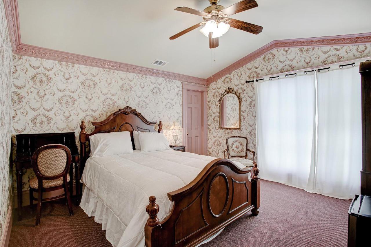 Sara's On The Boulevard Bed & Breakfast