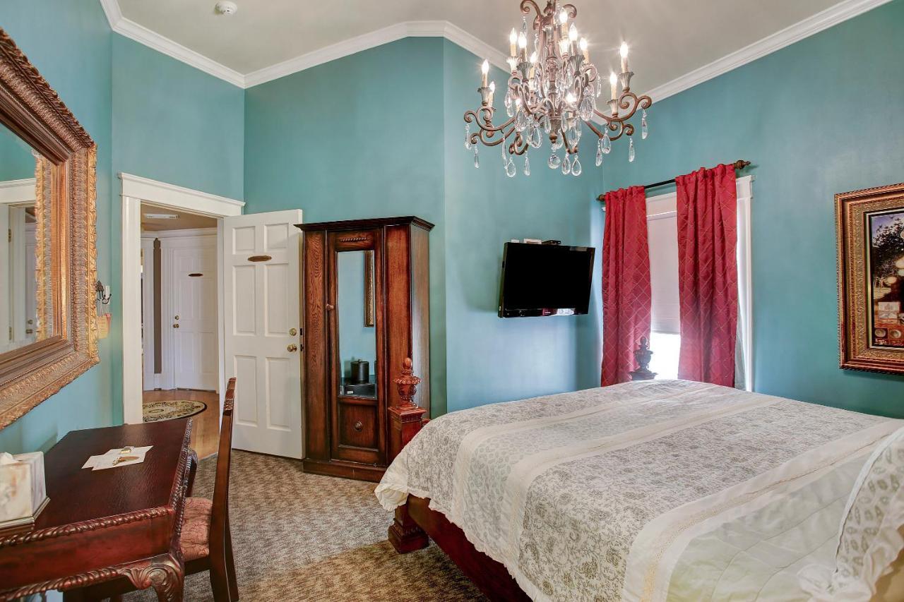 Bed & Breakfast Sara's On The Boulevard 3*