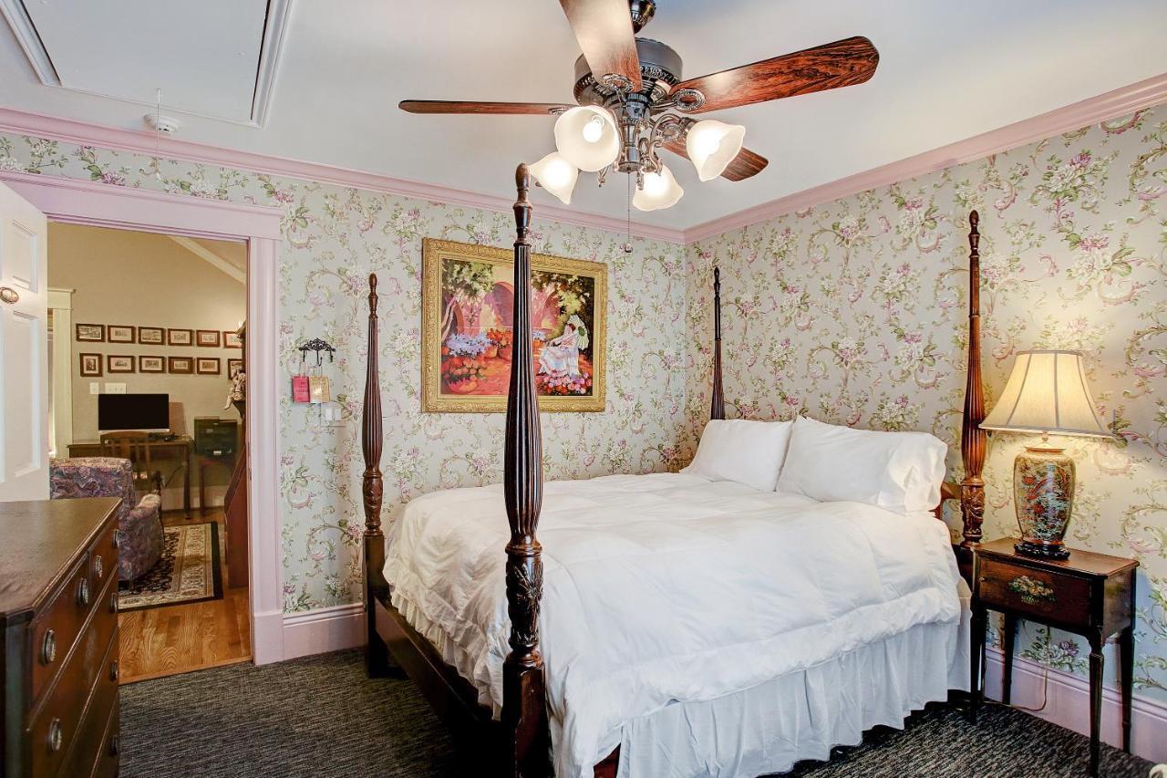 Sara's On The Boulevard Bed & Breakfast