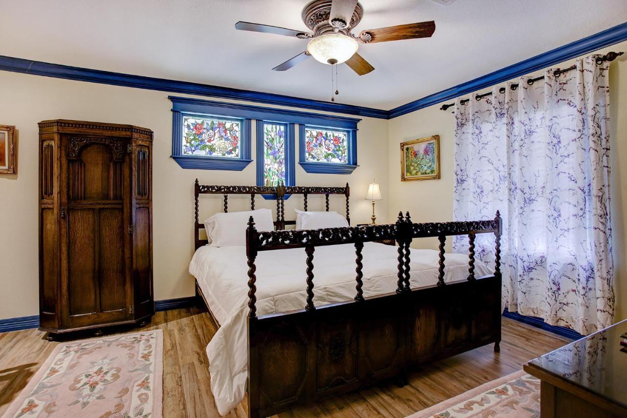 Sara's On The Boulevard Bed & Breakfast 3*